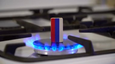 Eksiklik ve gaz krizi. Rus bayrağı yanan bir gaz sobasının üstünde.