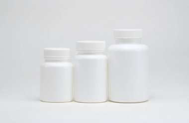 Beyaz arka planda beyaz plastik ilaç kavanozları. İzole edilmiş