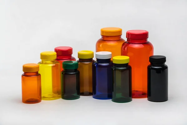 Vasi Plastica Multicolore Trasparente Pillola Uno Sfondo Bianco Isolato — Foto Stock