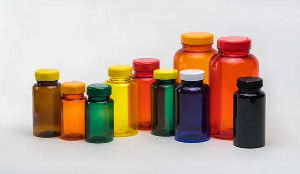 Vasi Plastica Multicolore Trasparente Pillola Uno Sfondo Bianco Isolato — Foto Stock
