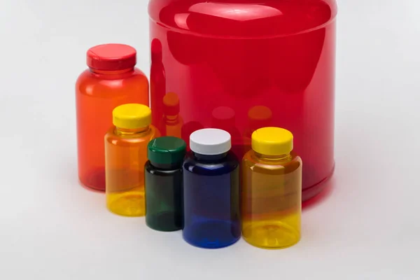 Pots Pilules Plastique Transparent Multicolore Sur Fond Blanc Isolé — Photo