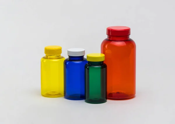 Frascos Plástico Transparente Multicolor Sobre Fondo Blanco Aislado — Foto de Stock