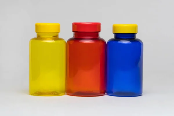 Vasi Plastica Multicolore Trasparente Pillola Uno Sfondo Bianco Isolato — Foto Stock