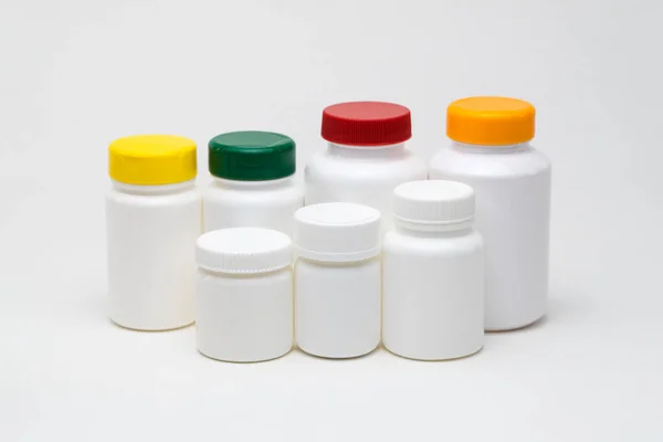 Witte Plastic Pil Potten Een Witte Achtergrond Meerkleurige Deksels Geïsoleerd — Stockfoto