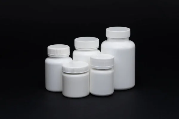 Vita Plast Piller Burkar Svart Bakgrund Isolerad — Stockfoto