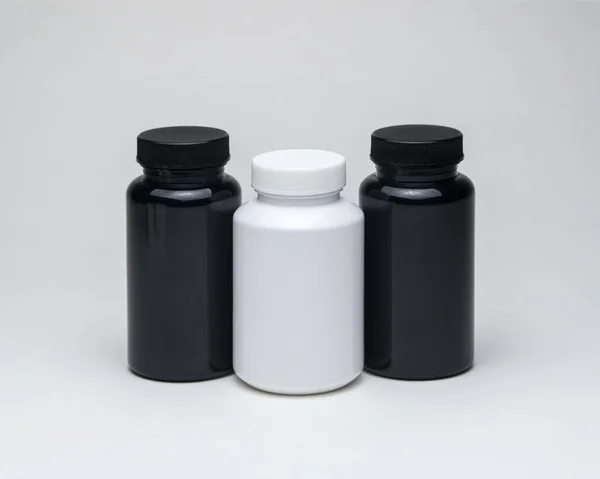 白色和黑色塑料药丸瓶白色背景 被隔离了 — 图库照片