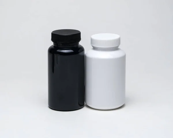 Frascos Pílula Plástico Branco Preto Fundo Branco Isolados — Fotografia de Stock