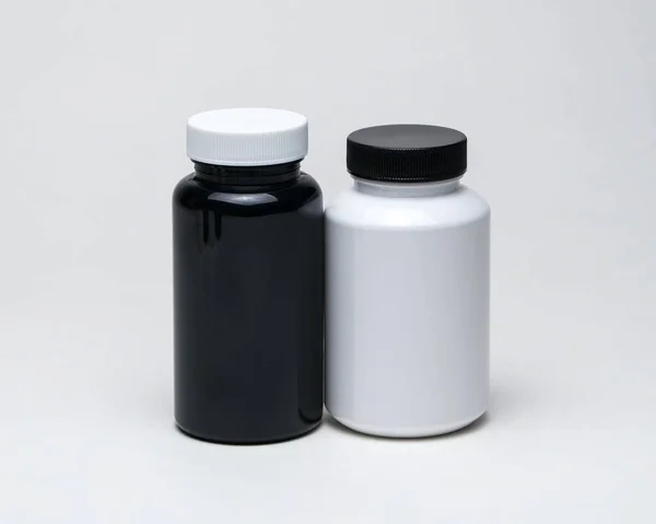Vita Och Svarta Plast Piller Burkar Vit Bakgrund Isolerad — Stockfoto