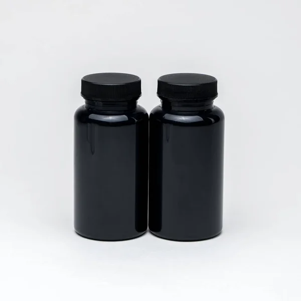 Zwarte Plastic Pil Potten Een Witte Achtergrond Geïsoleerd — Stockfoto