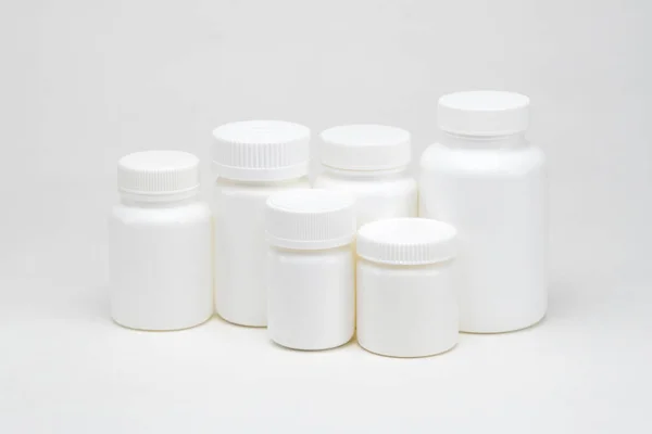 Beyaz Arka Planda Beyaz Plastik Ilaç Kavanozları Zole Edilmiş Telifsiz Stok Imajlar