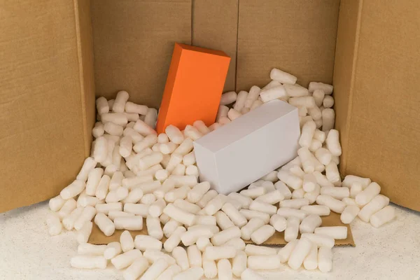 Pappkartong Med Styrofoam Fyllmedel För Säker Förpackning Presentförpackning — Stockfoto