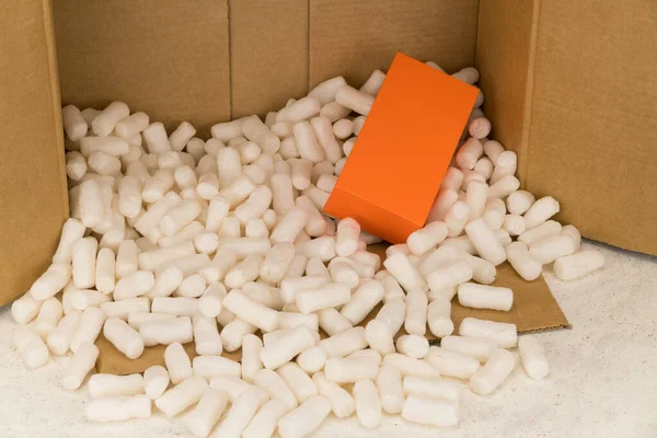 Pappkartong Med Styrofoam Fyllmedel För Säker Förpackning Presentförpackning — Stockfoto