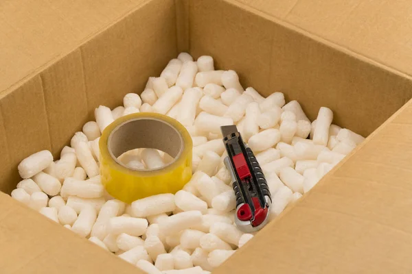Kartonová Krabička Styropěnovou Výplní Pro Bezpečné Balení Papírnický Nůž Páska — Stock fotografie