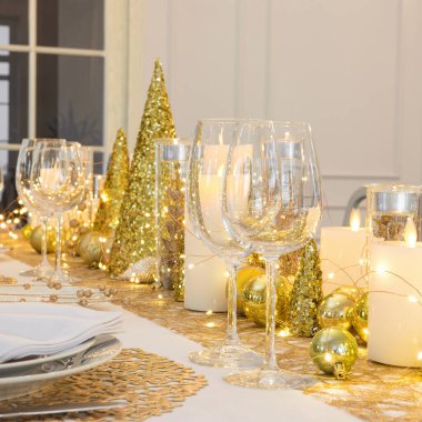 Noel süslemeleri ile güzel bir masa. Altın renkler