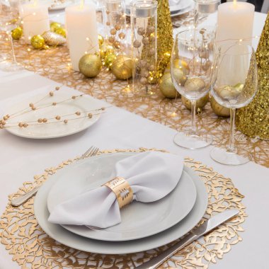 Noel süslemeleri ile güzel bir masa. Altın renkler