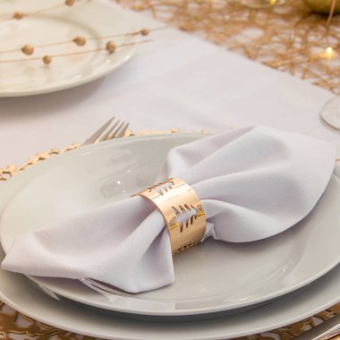 Noel süslemeleri ile güzel bir masa. Altın renkler