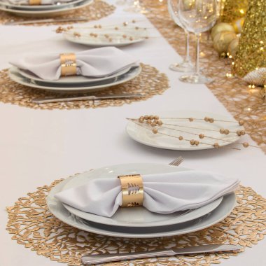 Noel süslemeleri ile güzel bir masa. Altın renkler