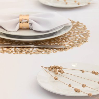 Noel süslemeleri ile güzel bir masa. Altın renkler