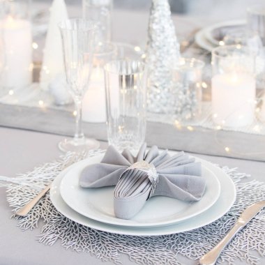 Noel süslemeleri ile güzel bir masa. Gümüş renkler