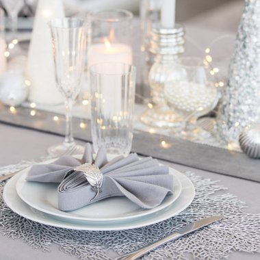 Noel süslemeleri ile güzel bir masa. Gümüş renkler