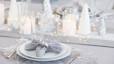 Noel süslemeleri ile güzel bir masa. Gümüş renkler