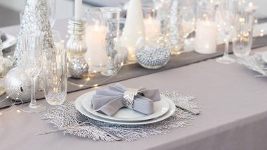 Noel süslemeleri ile güzel bir masa. Gümüş renkler