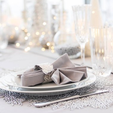 Noel süslemeleri ile güzel bir masa. Gümüş renkler