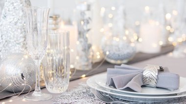 Noel süslemeleri ile güzel bir masa. Gümüş renkler