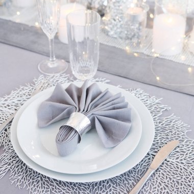 Noel süslemeleri ile güzel bir masa. Gümüş renkler