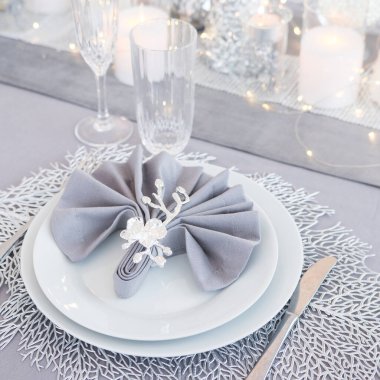 Noel süslemeleri ile güzel bir masa. Gümüş renkler