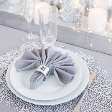 Noel süslemeleri ile güzel bir masa. Gümüş renkler