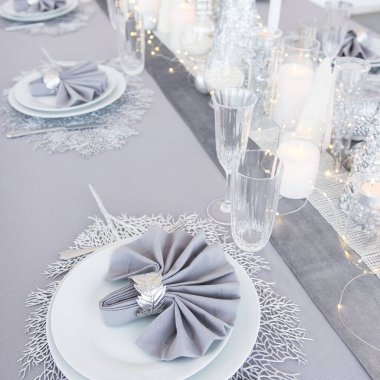 Noel süslemeleri ile güzel bir masa. Gümüş renkler