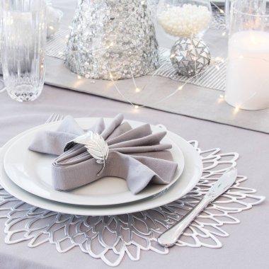 Noel süslemeleri ile güzel bir masa. Gümüş renkler