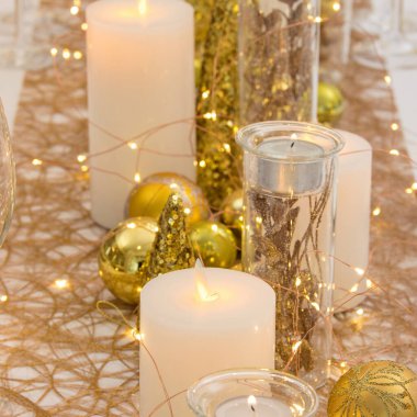 Noel süslemeleri ile güzel bir masa. Altın renkler