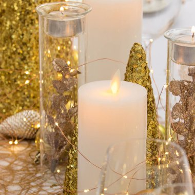 Noel süslemeleri ile güzel bir masa. Altın renkler