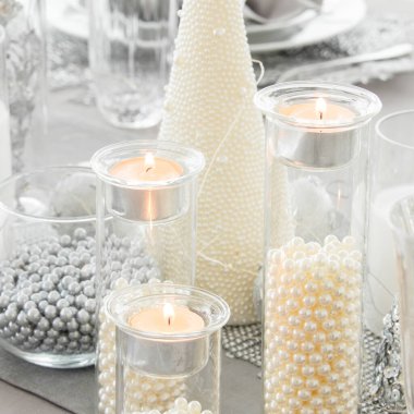 Noel süslemeleri ile güzel bir masa. Gümüş renkler