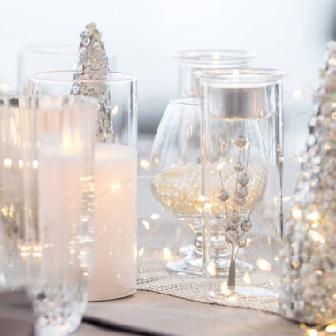 Noel süslemeleri ile güzel bir masa. Gümüş renkler