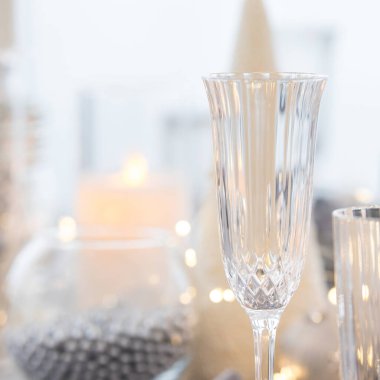 Noel süslemeleri ile güzel bir masa. Gümüş renkler