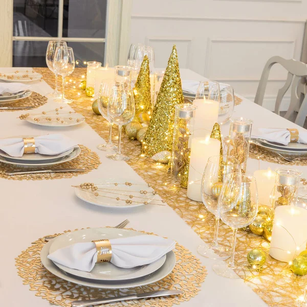 Hermosa Mesa Con Decoraciones Navideñas Colores Oro — Foto de Stock