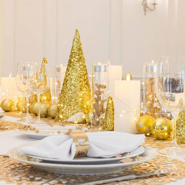 Schöne Tischdekoration Mit Weihnachtlicher Dekoration Goldfarben — Stockfoto