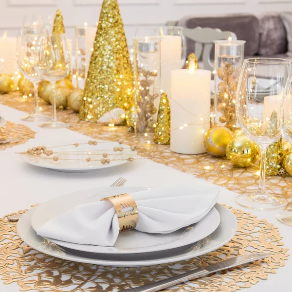 Hermosa Mesa Con Decoraciones Navideñas Colores Oro — Foto de Stock