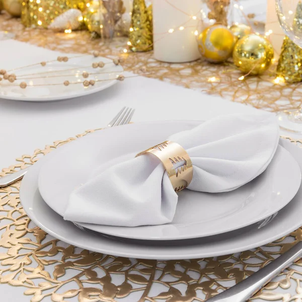 Noel Süslemeleri Ile Güzel Bir Masa Altın Renkler — Stok fotoğraf