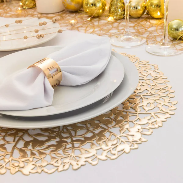 Noel Süslemeleri Ile Güzel Bir Masa Altın Renkler — Stok fotoğraf