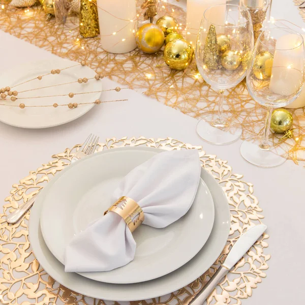 Noel süslemeleri ile güzel bir masa. Altın renkler