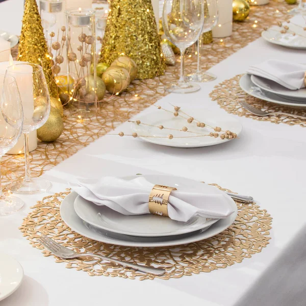 Schöne Tischdekoration Mit Weihnachtlicher Dekoration Goldfarben — Stockfoto