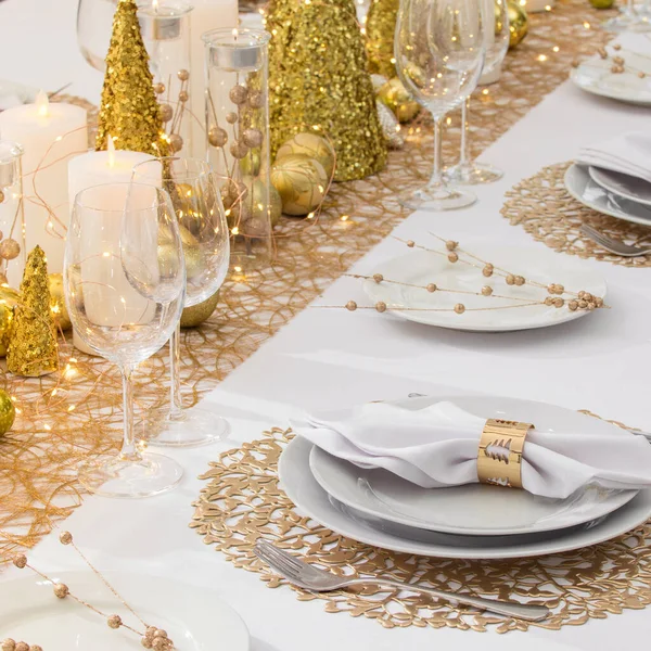 Hermosa Mesa Con Decoraciones Navideñas Colores Oro — Foto de Stock