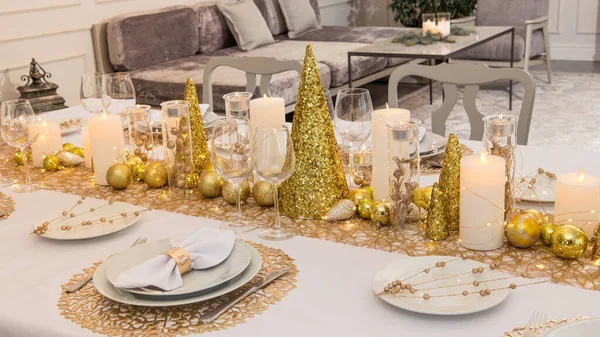 Beautiful Table Setting Christmas Decorations Gold Colors — стоковое фото