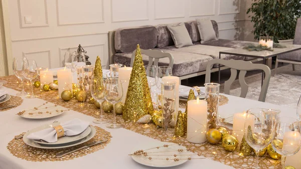 Prachtige Tafel Met Kerstversiering Gouden Kleuren — Stockfoto