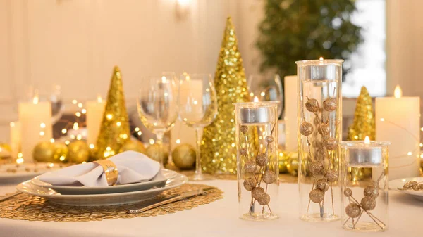 Prachtige Tafel Met Kerstversiering Gouden Kleuren — Stockfoto