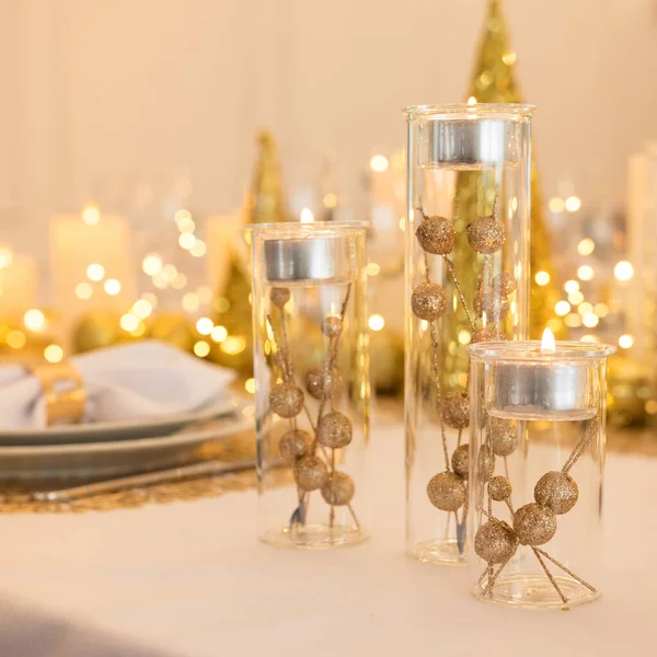 Gyönyörű Asztalterítő Karácsonyi Dekorációval Arany Színek — Stock Fotó